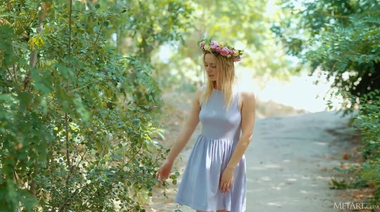 Лесная мавка в венке резвится голышом среди деревьев