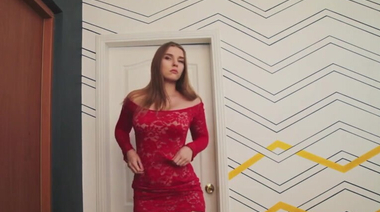 Грудастая модель жанра ню голой позирует в гримерке