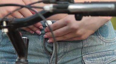 Велосипедистка раздевается в эро сольнике в поле под Полтавой