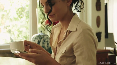 Эро соло красивой голой чешки с пирсингованным пупком