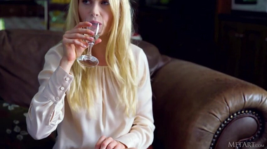 Россиянка охмелела от сидра и разделась догола в эротическом соло