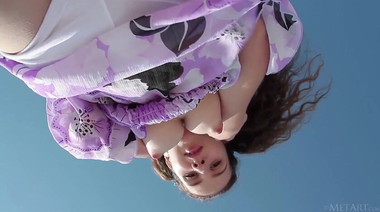 Кудрявая Melissa Maz подставляет киску под морские волны в Черноморске