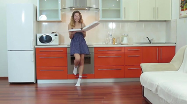 Фигуристая украинка эротично позирует, поедая пиццу