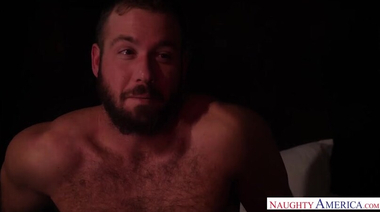 Грудастая хостес танцует стриптиз и трахается с постояльцем отеля