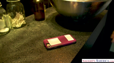 Счастье рядом - милфа ебется с другом сына вместо свидания вслепую