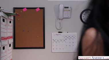 Секретарша дает боссу в пизду, спалившись на мастурбации в офисе