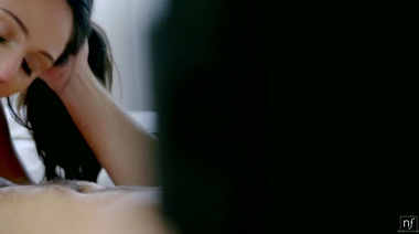 Горячо отымел красивую брюнетку, возбудив ее розой по пизде