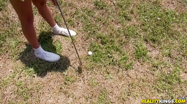 Мажорка сосет хуй и трахается с тренером на поле для гольфа