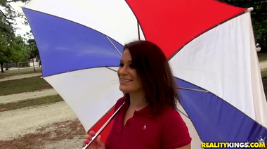 Теннисистка отминетила болт пикапера в машине и трахнулась на улице за деньги