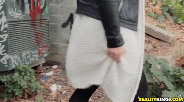 Латинская туристка сосет хуй местному на улице и ебется в доме