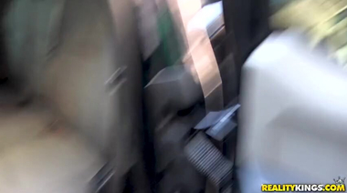 Трахнул худышку в джипе на автомойке и бросил ее залитую спермой