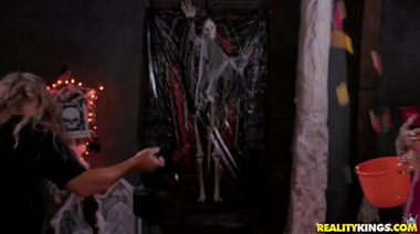 Конфета в жопу или смерть: анальная ебля татуированной блонды на Хэллоуин