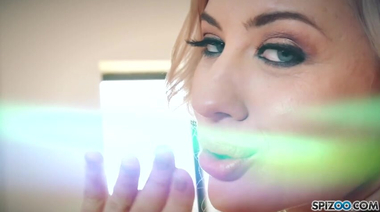 Блонди на диване натирает пальцами гладкую манду