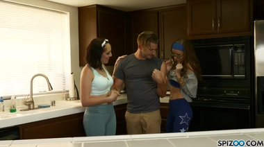 Сосед ебет слабых на передок сучек на кухне