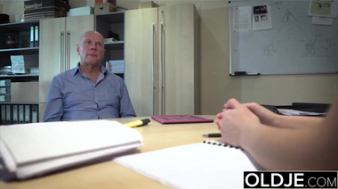 Стерва начальница ебется со старым сотрудником на директорском столе