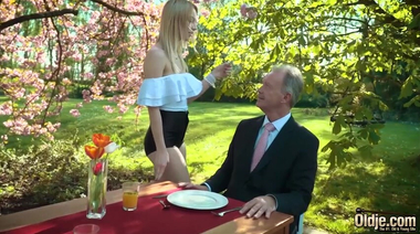 Внучка соблазняет деда на еблю на природе ради правильного завещания