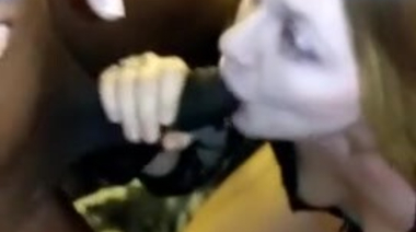 Сексвайф в халате сладко сосет мужу и черному любовнику