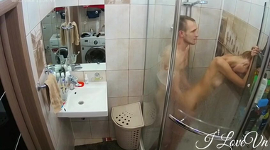 Трах стоя сзади и лицом к лицу в душевой кабинке на скрытку