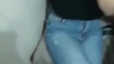 Замужняя телка лижет залупу, разговаривая по телефону с мужем