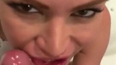 Аппетитный отсос со слюнями от блондинки в ванне в POV формате