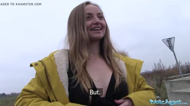 Няшка за деньги трахается в машине до оргазма и глотает сперму незнакомца