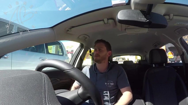 Жопастая пассажирка сосет таксисту и прыгает на его хуе верхом