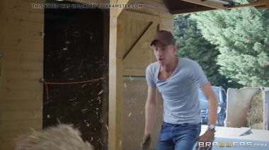 Работник оттрахал отлизанную на руках дочь фермера в сарае