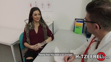 Порно актриса на медосмотре выебана гинекологом и медсестрой