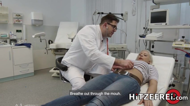 Гинеколог соблазнил и горячо оттрахал блондинку с красивой фигурой