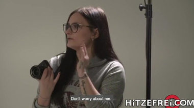 Нигер с дредами тарабанит модель эротики в фотостудии