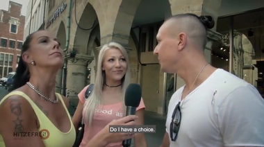 Порно звезды на час: прохожие ебутся на камеру при мастурбирующей репортерше