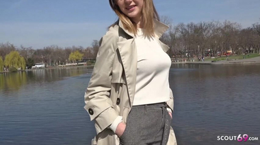 С улицы на порно кастинг: прохожая в нейлоне ебется на камеру за деньги