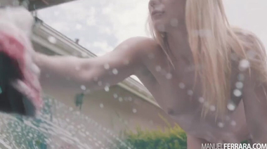 Блондинка отполировала машину, а он полирнул ее анус и выебал в зад