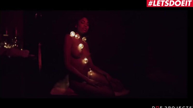 Кудрявая бразильянка нежно лижет член и яйца после эротического соло