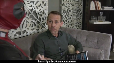 Любитель комиксов дрючит сводную сестру в костюме Дэдпула