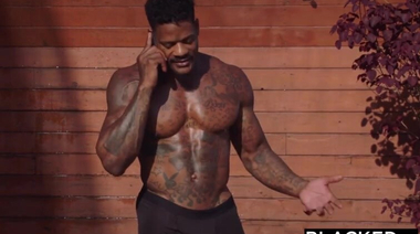 Гигантский черный хуй в узкой пизде короткостриженой блондинки в купальнике