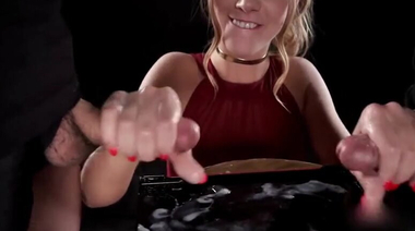 Алексис Кристал дрочит много хуев подряд и смешивает сперму