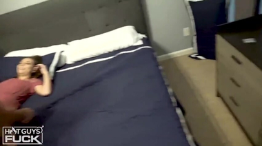 18-летний качок чпокает стройняшку в классике после оральной прелюдии