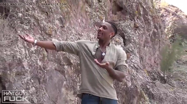 Лидер группы туристов чпокнул шоколадку на диване до слива на живот