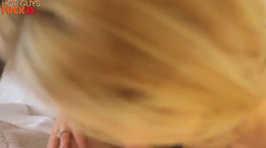 Стройные блондинка и брюнетка делят один хуй красавца на двоих