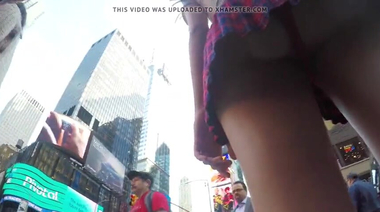 Подглядывание под юбку девушке в красных трусиках на улице Нью-Йорка