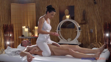 Массажистка дрочит скользкий член руками и ногами с продолжением