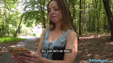 Фейковый агент за деньги трахает незнакомку после минета в парке