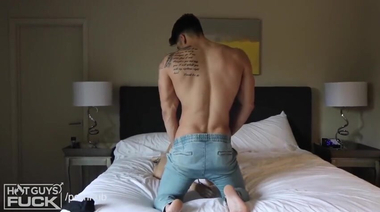 Качок чпокает худую телку в любительском порно влюбленных