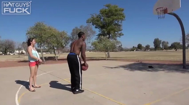 Черный баскетболист тарабанит короткостриженую белоснежку в миссионерской позе