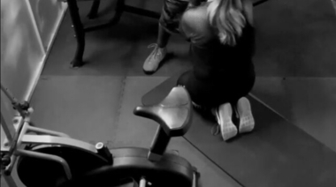 Качок дрючит чужую жену толстушку в спортзале на скрытку