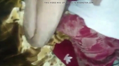 Мусульманка в хиджабе сосет болт, перебирая яйца пальцами