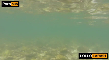 Туристы дикари ебутся на природе у реки, не снимая купальника