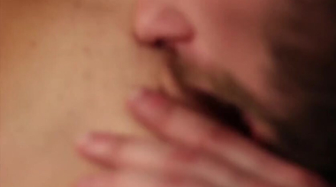 Скачки итальянской милфы на хуе в презервативе после щекотки письки бородой