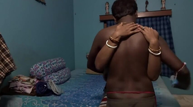 Индус дал на клык и выебал толстую землячку на кровати